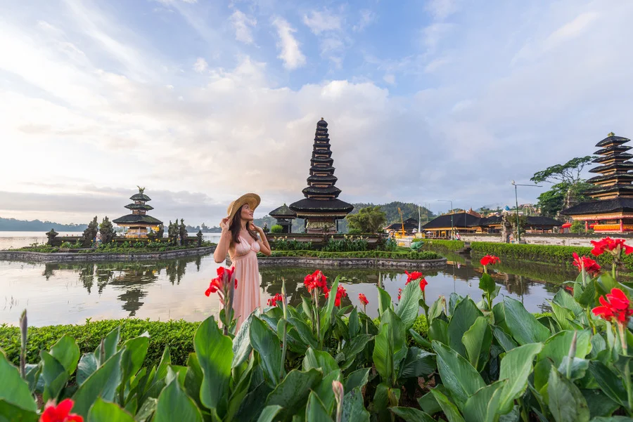 Young woman enjoying a visit at Pura Ulun Danu Bratan, Bali for a travel guide
