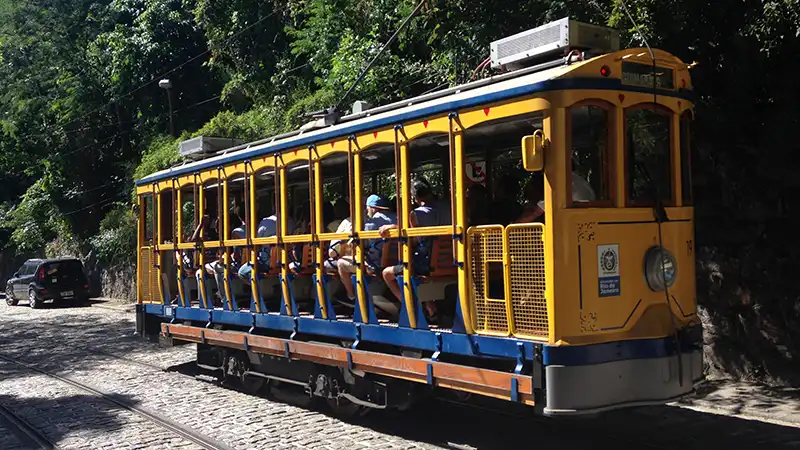 Tram in Rio de Janeiro, a convenient option for a 5-day itinerary.