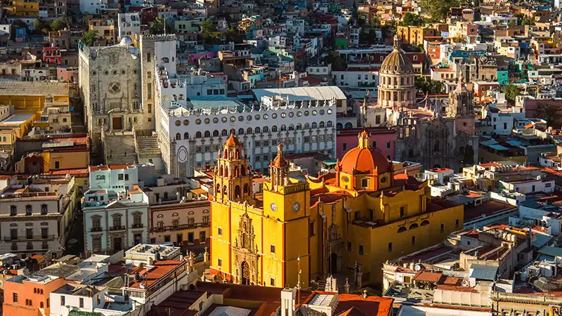 Colorful architecture in Guanajuato City, a vibrant destination for all-inclusive vacations with airfare.